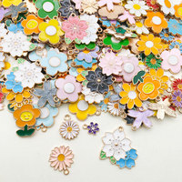 50pcs Assortiment Or Émail Fleur Charmes Printemps Été Floral Thème Charmes pour DIY Collier Bracelet Boucles D'oreilles Fournitures Cadeaux