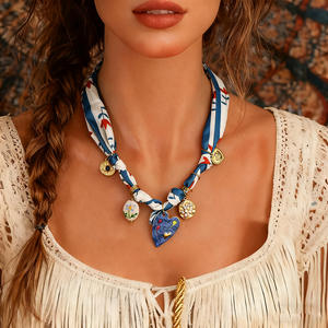 Collar de Pañuelo de Seda con Colgante en Forma de Corazón y Patrón Floral, Chapado en Oro de 18K, Estilo Vacacional, Accesorio DIY para el Cuello - Product Image 1