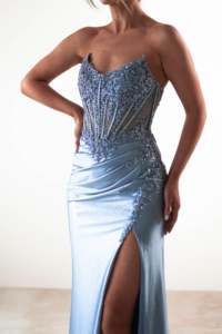 Abiti da Sera Eleganti da Festa in <span class=keywords><strong>Raso</strong></span> <span class=keywords><strong>Blu</strong></span> Polvere Modello Caspian con Corsetto in Pizzo con Perline Spacco e Decorazioni - Product Image 3