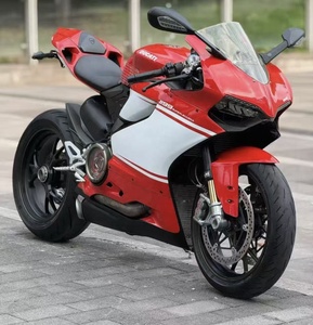 <span class=keywords><strong>Moto</strong></span> <span class=keywords><strong>de</strong></span> <span class=keywords><strong>course</strong></span> <span class=keywords><strong>Ducati</strong></span> 1199 rouge avec moteur L-Twin refroidi par eau <span class=keywords><strong>de</strong></span> 1199 cm³ à quatre temps, 143 kW, 300 km/h - Product Image 1