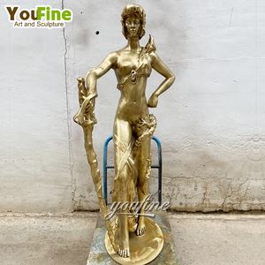 Sculpture de femme nue tenant une épée en bronze métallique, décoration intérieure et extérieure moderne grandeur nature - Product Image 4