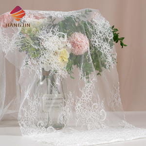 Prix d'usine Tissu en dentelle Chantilly française <span class=keywords><strong>de</strong></span> 150 cm <span class=keywords><strong>de</strong></span> large, dentelle florale brodée en nylon à cordon pour robe <span class=keywords><strong>de</strong></span> mariée <span class=keywords><strong>et</strong></span> <span class=keywords><strong>de</strong></span> soirée - Product Image 4