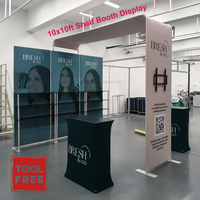 Stand d'exposition modulaire léger 10x10 pour salons professionnels, avec structure en tube d'aluminium et étagère en tissu tendu, idéal pour les événements