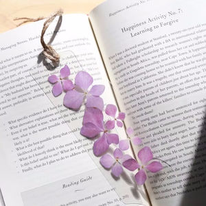 Marque-page en fleurs séchées pressées avec des marguerites, des hortensias, des fleurs sauvages, des roses, des fougères, cadeau pour un enseignant ou un groupe - Product Image 1