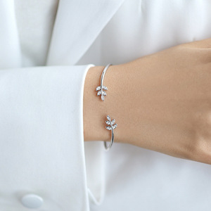 Commercio all'ingrosso in argento 925 Sterling braccialetti minimalisti in rodio placcato braccialetti con foglie di zircone alla moda per le donne - Product Image 2