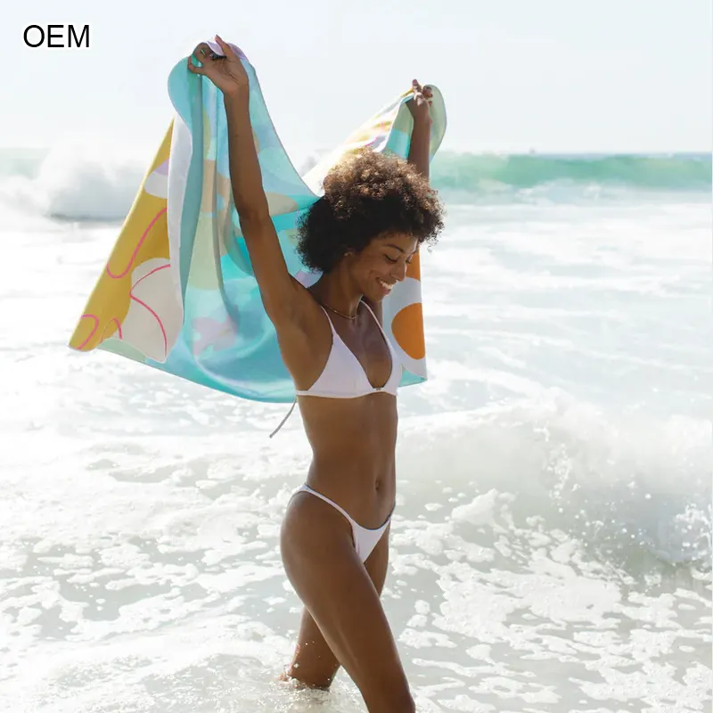منشفة جلد الغزال مايكروفايبر سريعة الجفاف مخصصة بالكامل للشاطئ كبيرة وممتصة للغاية وخالية من الرمال مع حقيبة EVA مطبوع عليها شعار