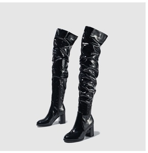Bottes cuissardes blanches en cuir verni pour femme, à talon épais et bout rond, avec fermeture éclair, pour soirée, collection Automne Hiver 2023 - Product Image 6