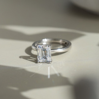 Bague ajustable en argent S925 plaqué rhodium, avec grande moissanite taille émeraude couleur D VVS1, sertie sur quatre griffes rondes - Prix de gros