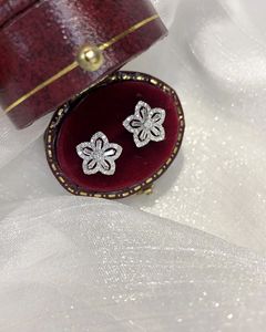 Xinfly Wholesale Fine Jewelry Simple Fashion 18k Gold <b>Daisy</b> Flower Shape 0.40ct Natural Diamond Screwback Stud <b>Earring</b> - Product Image 4