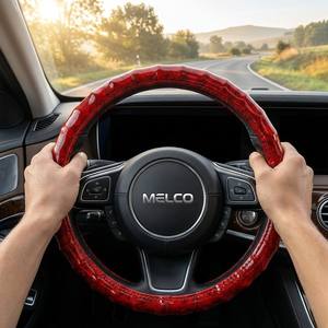Housse universelle pour <span class=keywords><strong>volant</strong></span> de voiture en imitation bois (convient aux diamètres de 37 à <span class=keywords><strong>39</strong></span> <span class=keywords><strong>cm</strong></span>) ; présente un motif ondulé. - Product Image 4