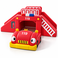 Aire de jeux commerciale pour enfants sur le thème de la caserne de pompiers avec toboggan, escalier et tunnel de ramassage pour maternelle et garderie