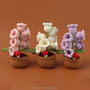 Lampe de table ornée de fleurs artificielles au crochet : lys de la vallée avec lumière intégrée - Product Image 4