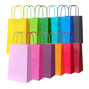Kolları ile renkli Kraft kağıt torbalar ve hediye için yeniden kullanılabilir çanta