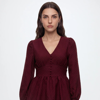 Robe Courte Décontractée Femme Col V Manches Longues Rouge Bordeaux Unie à Volants Superposés Vente en Gros Personnalisée