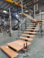 Escalier en acier sur mesure Prima avec poutre centrale en forme de boîte pour les intérieurs de bâtiments modernes