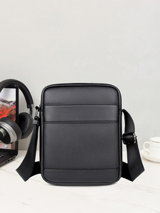 Sac bandoulière homme en cuir PU noir, style vintage mini, léger, personnalisable avec logo, OEM, neuf. - Product Image 6