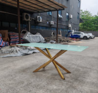 Table à manger rectangulaire de luxe en verre avec pieds en X dorés et structure métallique pour restaurant et événements – Direct Usine