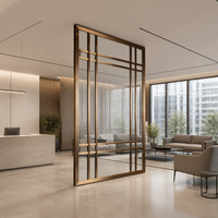 Paravent en verre à grille métallique avec cadre en bronze brossé, grands panneaux réfléchissants, sur mesure pour hall d'hôtel