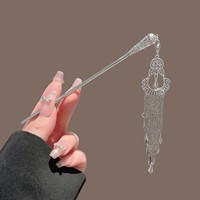 Élégante Pique à Cheveux de Style Chinois avec Pendentif Épée et Pompon, pour Coiffures Chignon, Accessoire de Coiffure et Bijou pour Femme