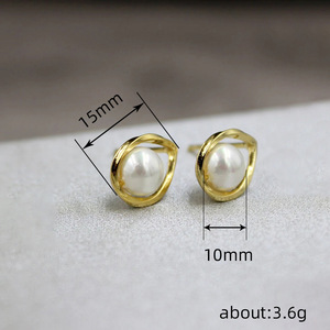 Orecchini a Perno Stile Anello di Möbius con Perla per Donne, Gioielli Minimalisti alla Moda - Product Image 4