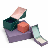 Boîte cadeau de luxe vide en gros avec couvercle magnétique et ruban en mousse pour bijoux