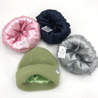 Casquette en tricot unisexe avec logo en patch tissé en acrylique, doublure en satin, vente en gros, logo personnalisé