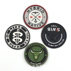 Patchs en PVC souple 3D personnalisés en forme de logo, badges en plastique avec dos adhésif - Product Image 2