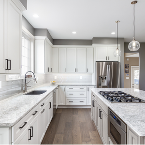 Armoire <span class=keywords><strong>de</strong></span> cuisine élégante blanche <span class=keywords><strong>avec</strong></span> poignée intégrée et <span class=keywords><strong>plaque</strong></span> <span class=keywords><strong>de</strong></span> <span class=keywords><strong>cuisson</strong></span> intégrée, en bois massif, style Shaker, cuisine contemporaine - Product Image 5