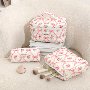 Bolsa de maquillaje acolchada Floral de gran capacidad para mujer, bolsa de cosméticos de viaje de estilo femenino personalizado con estampado de algodón suave - Product Image 2