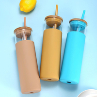 Cadeau promotionnel Logo personnalisé 500ml gobelets à eau en verre pour le camping avec manchon de protection en silicone couvercle en bambou et paille