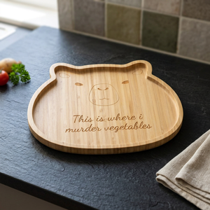 Planche à découper en bambou en forme d'ours gravée avec le message « C'est ici que je tue les légumes », plateau de service mignon pour la cuisine, design durable - Product Image 2