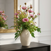 Bouquet artificiel de coquelicots rose poudré, ensemble floral artificiel de fougères et baies mélangées avec vase en céramique crème brillant pour décoration de table rustique