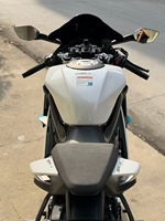 Moto sportive à essence haute performance 675SR 675cc, moteur refroidi par eau, adaptée à la conduite à grande vitesse et aux passionnés de piste