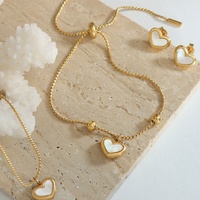 Ensemble de bijoux classique et polyvalent avec collier et boucles d'oreilles, élégant pour les vacances, les voyages, les séances photo et les tenues décontractées