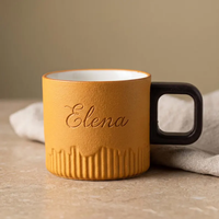 Mug en céramique mate gravé sur mesure, tasse à café en grès à rainures verticales avec poignée carrée en bois, tasse cadeau personnalisée