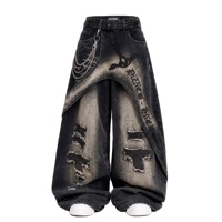 Jean Y2K ample noir et gris délavé pour homme, avec ceinture à rivets, multi-chaînes, broderie serpent gothique et déchirures prononcées