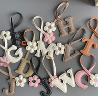 Charme de sac en cuir avec lettre et fleur mignons, porte-clés en cuir fait à la main, lettres colorées, charmes de sac en cuir, accessoires de sac, cadeau pour elle