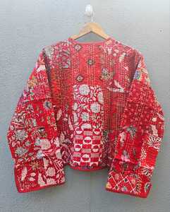 เสื้อแจ็คเก็ตผ้าฝ้ายปะติดปะต่อสีแดงพิมพ์ลายดอกไม้ งานแฮนด์เมด สไตล์อินเดีย บล็อกพิมพ์ ลายโบโฮ สำหรับผู้หญิง เสื้อโค้ทฤดูหนาว - Product Image 6