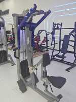 Fortalece tu espalda con la máquina de remo sentado ROSEN Select con pila de pesas para entrenamiento en gimnasios comerciales