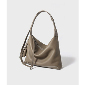 Sac à bandoulière de luxe en cuir véritable pour femme, grand sac fourre-tout pour les trajets quotidiens, sac cosmétique de luxe à bandoulière pour femme - Product Image 5
