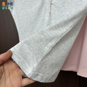 T-shirt Henley pour femme, coupe ajustée, col en V, manches courtes, 92% coton, 8% élasthanne, style vintage, personnalisable SUHE OEM. - Product Image 4