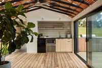 Maison préfabriquée moderne en acier léger de style barndominium, maison modulaire à un étage de style grange avec revêtement en métal ondulé