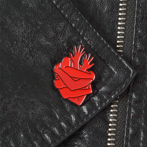 Chất Lượng Cao Hợp Kim Men Ve Áo Pin Huy Hiệu Tùy Chỉnh Sơn Kim Loại Trái Tim Pin Với Bold Logo Dũng Cảm Mèo Khát Máu Ôm Chủ Đề - Product Image 6