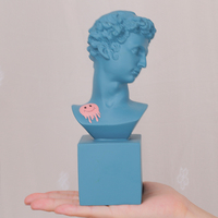Statue créative bleu-vert Redeco avec sculpture humaine amusante en forme de méduse, buste de David classique en résine, figurine de décoration d'intérieur