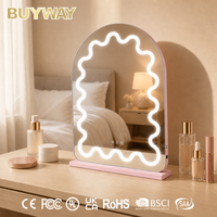 Miroir de maquillage LED rose poudré arqué avec anneau lumineux et base plate, miroir de coiffeuse de table avec icônes tactiles pour chambre à coucher