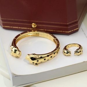 Brazalete de Acero Inoxidable Pulido con Baño de Oro de 18K, Diseño de Pantera Negra de Dos Cabezas, con Circonitas Brillantes, Esmeraldas y Ónix en Sub-oro - Product Image 5