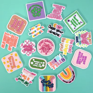 Produits en gros Phrases personnalisées Charmes de chaussures Accessoires de décoration Charmes de créateur de luxe Charmes en pvc coloré pour chaussures - Product Image 1