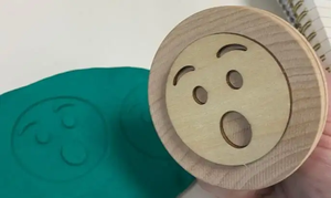 Jouets <span class=keywords><strong>Montessori</strong></span> personnalisés pour tout-petits manche en bois manuel gaufreur 3D tampon rond avec outils de pâte cadeau - Product Image 5