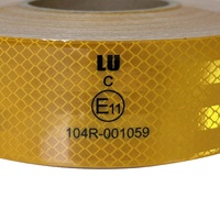Cinta Reflectante Prismática Amarilla Autoadhesiva ECE 104R para Camiones, Marca LU