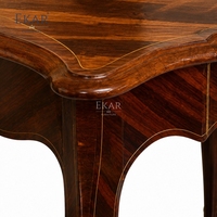 Table d'appoint en parquet chevron midi |   Table d'appoint de style provincial français de luxe avec sabots dorés - EKAR